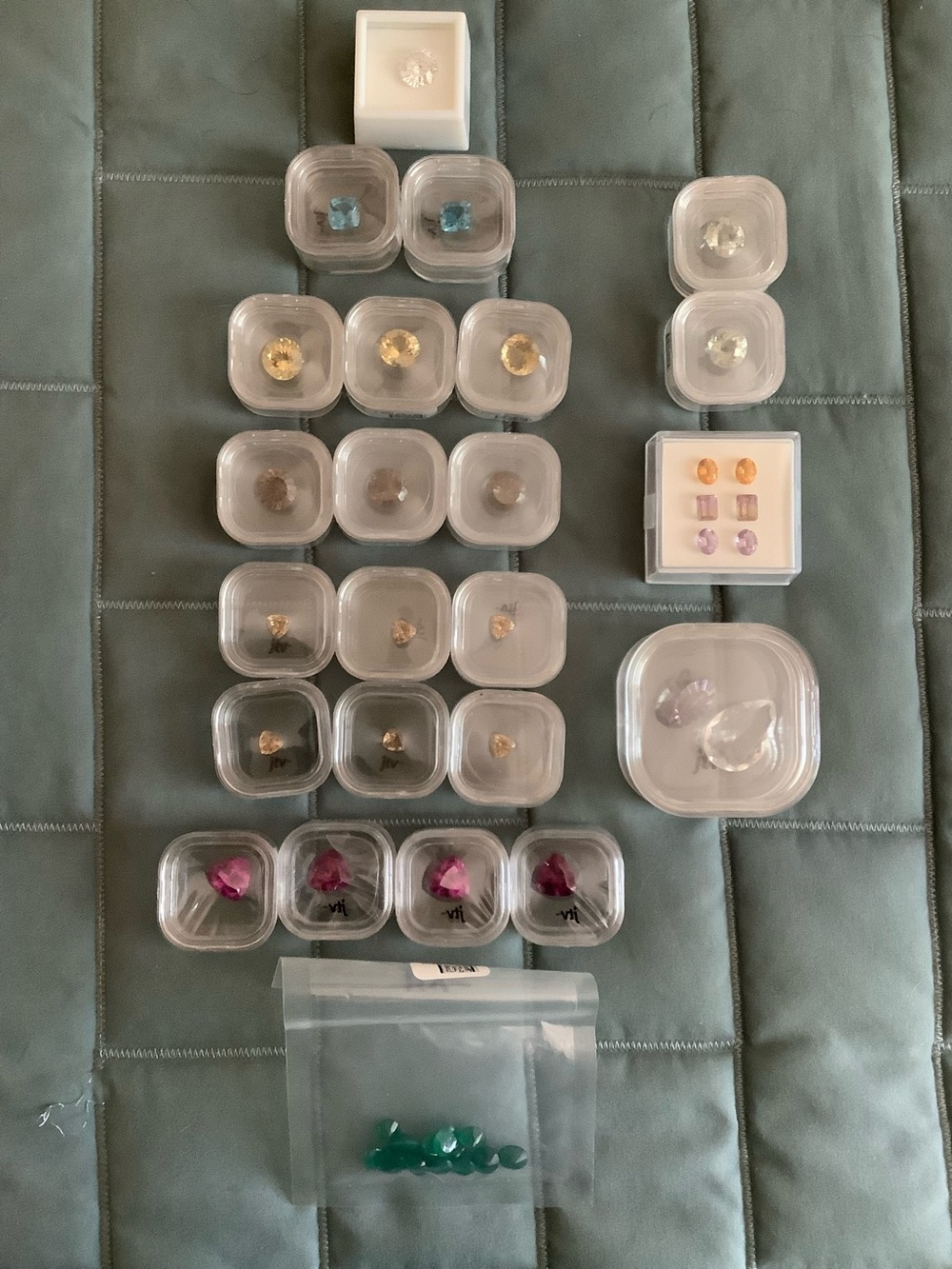 Large collection of 79 encased gemstones plus a bag of 13 jade stones. - Picture 4 of 7